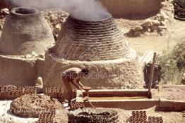 Image du Maroc Professionnelle de  Les ouvriers de le Vallée Chaâba s’activent près des fours où l’on procède à la cuisson des poteries en céramique à Safi, le 29 Août 1997. (Photo / Abdeljalil Bounhar) 